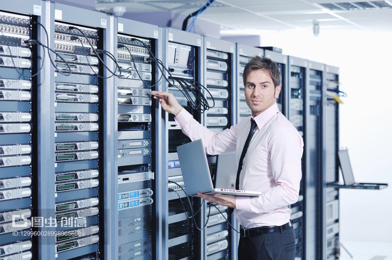 數(shù)字化浪潮下的商業(yè)網(wǎng)絡(luò) 服務(wù)器室中的筆記本電腦與計算機網(wǎng)絡(luò)工程